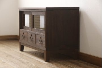 3段重ね桐箪笥をローボードと2つのチェストにリメイク!上段の引き戸に組子ガラスを取り付け、天板と脚を付けオーク系で着色。中段には台輪を取り付け。中段、下段はそれぞれ天板を取り付けチェス系で着色。