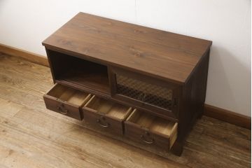 3段重ね桐箪笥をローボードと2つのチェストにリメイク!上段の引き戸に組子ガラスを取り付け、天板と脚を付けオーク系で着色。中段には台輪を取り付け。中段、下段はそれぞれ天板を取り付けチェス系で着色。