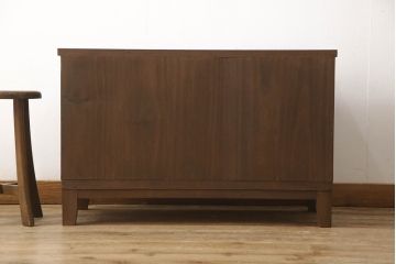 3段重ね桐箪笥をローボードと2つのチェストにリメイク!上段の引き戸に組子ガラスを取り付け、天板と脚を付けオーク系で着色。中段には台輪を取り付け。中段、下段はそれぞれ天板を取り付けチェス系で着色。