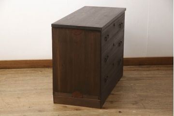 3段重ね桐箪笥をローボードと2つのチェストにリメイク!上段の引き戸に組子ガラスを取り付け、天板と脚を付けオーク系で着色。中段には台輪を取り付け。中段、下段はそれぞれ天板を取り付けチェス系で着色。