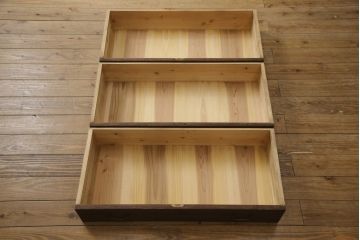 3段重ね桐箪笥をローボードと2つのチェストにリメイク!上段の引き戸に組子ガラスを取り付け、天板と脚を付けオーク系で着色。中段には台輪を取り付け。中段、下段はそれぞれ天板を取り付けチェス系で着色。