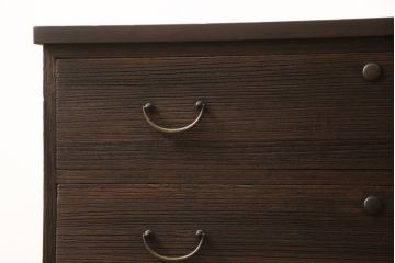 3段重ね桐箪笥をローボードと2つのチェストにリメイク!上段の引き戸に組子ガラスを取り付け、天板と脚を付けオーク系で着色。中段には台輪を取り付け。中段、下段はそれぞれ天板を取り付けチェス系で着色。