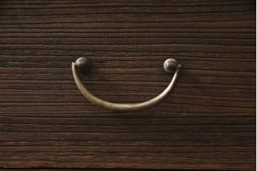 3段重ね桐箪笥をローボードと2つのチェストにリメイク!上段の引き戸に組子ガラスを取り付け、天板と脚を付けオーク系で着色。中段には台輪を取り付け。中段、下段はそれぞれ天板を取り付けチェス系で着色。