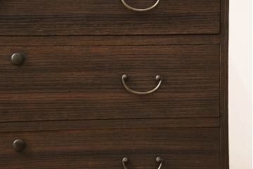 3段重ね桐箪笥をローボードと2つのチェストにリメイク!上段の引き戸に組子ガラスを取り付け、天板と脚を付けオーク系で着色。中段には台輪を取り付け。中段、下段はそれぞれ天板を取り付けチェス系で着色。