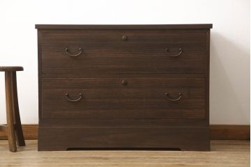 3段重ね桐箪笥をローボードと2つのチェストにリメイク!上段の引き戸に組子ガラスを取り付け、天板と脚を付けオーク系で着色。中段には台輪を取り付け。中段、下段はそれぞれ天板を取り付けチェス系で着色。