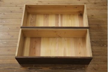 3段重ね桐箪笥をローボードと2つのチェストにリメイク!上段の引き戸に組子ガラスを取り付け、天板と脚を付けオーク系で着色。中段には台輪を取り付け。中段、下段はそれぞれ天板を取り付けチェス系で着色。