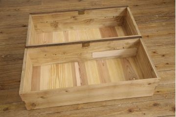 3段重ね桐箪笥をローボードと2つのチェストにリメイク!上段の引き戸に組子ガラスを取り付け、天板と脚を付けオーク系で着色。中段には台輪を取り付け。中段、下段はそれぞれ天板を取り付けチェス系で着色。