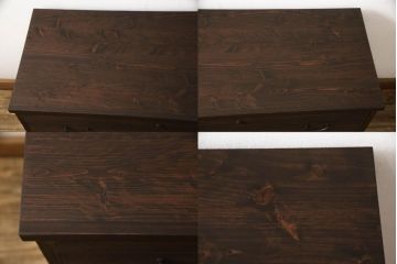 3段重ね桐箪笥をローボードと2つのチェストにリメイク!上段の引き戸に組子ガラスを取り付け、天板と脚を付けオーク系で着色。中段には台輪を取り付け。中段、下段はそれぞれ天板を取り付けチェス系で着色。