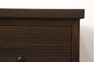 3段重ね桐箪笥をローボードと2つのチェストにリメイク!上段の引き戸に組子ガラスを取り付け、天板と脚を付けオーク系で着色。中段には台輪を取り付け。中段、下段はそれぞれ天板を取り付けチェス系で着色。
