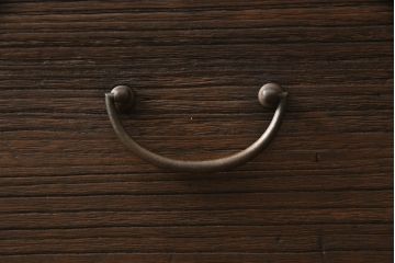 3段重ね桐箪笥をローボードと2つのチェストにリメイク!上段の引き戸に組子ガラスを取り付け、天板と脚を付けオーク系で着色。中段には台輪を取り付け。中段、下段はそれぞれ天板を取り付けチェス系で着色。