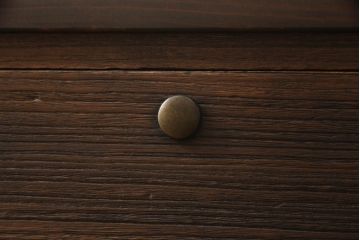 3段重ね桐箪笥をローボードと2つのチェストにリメイク!上段の引き戸に組子ガラスを取り付け、天板と脚を付けオーク系で着色。中段には台輪を取り付け。中段、下段はそれぞれ天板を取り付けチェス系で着色。
