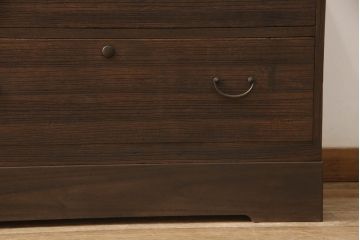 3段重ね桐箪笥をローボードと2つのチェストにリメイク!上段の引き戸に組子ガラスを取り付け、天板と脚を付けオーク系で着色。中段には台輪を取り付け。中段、下段はそれぞれ天板を取り付けチェス系で着色。