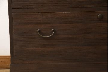 3段重ね桐箪笥をローボードと2つのチェストにリメイク!上段の引き戸に組子ガラスを取り付け、天板と脚を付けオーク系で着色。中段には台輪を取り付け。中段、下段はそれぞれ天板を取り付けチェス系で着色。