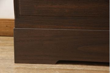 3段重ね桐箪笥をローボードと2つのチェストにリメイク!上段の引き戸に組子ガラスを取り付け、天板と脚を付けオーク系で着色。中段には台輪を取り付け。中段、下段はそれぞれ天板を取り付けチェス系で着色。
