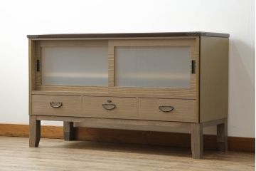 3段重ね桐箪笥をローボードと2段重ね箪笥にリメイク!ローボードは引き違い戸にガラスをはめ引手を取り付け、木製の脚を追加。内部の小引き出しを撤去し棚板を製作。中下段にはヒノキ無垢材の天板を設置。
