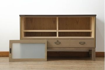 3段重ね桐箪笥をローボードと2段重ね箪笥にリメイク!ローボードは引き違い戸にガラスをはめ引手を取り付け、木製の脚を追加。内部の小引き出しを撤去し棚板を製作。中下段にはヒノキ無垢材の天板を設置。