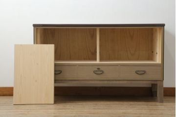 3段重ね桐箪笥をローボードと2段重ね箪笥にリメイク!ローボードは引き違い戸にガラスをはめ引手を取り付け、木製の脚を追加。内部の小引き出しを撤去し棚板を製作。中下段にはヒノキ無垢材の天板を設置。