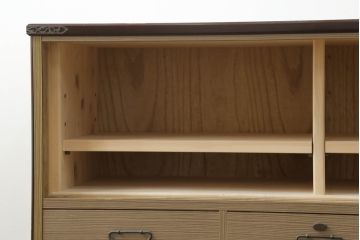 3段重ね桐箪笥をローボードと2段重ね箪笥にリメイク!ローボードは引き違い戸にガラスをはめ引手を取り付け、木製の脚を追加。内部の小引き出しを撤去し棚板を製作。中下段にはヒノキ無垢材の天板を設置。