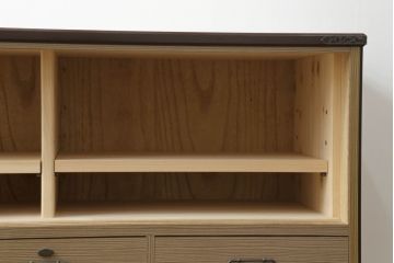 3段重ね桐箪笥をローボードと2段重ね箪笥にリメイク!ローボードは引き違い戸にガラスをはめ引手を取り付け、木製の脚を追加。内部の小引き出しを撤去し棚板を製作。中下段にはヒノキ無垢材の天板を設置。