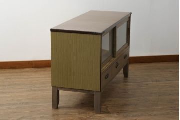 3段重ね桐箪笥をローボードと2段重ね箪笥にリメイク!ローボードは引き違い戸にガラスをはめ引手を取り付け、木製の脚を追加。内部の小引き出しを撤去し棚板を製作。中下段にはヒノキ無垢材の天板を設置。