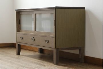 3段重ね桐箪笥をローボードと2段重ね箪笥にリメイク!ローボードは引き違い戸にガラスをはめ引手を取り付け、木製の脚を追加。内部の小引き出しを撤去し棚板を製作。中下段にはヒノキ無垢材の天板を設置。