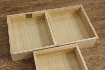 3段重ね桐箪笥をローボードと2段重ね箪笥にリメイク!ローボードは引き違い戸にガラスをはめ引手を取り付け、木製の脚を追加。内部の小引き出しを撤去し棚板を製作。中下段にはヒノキ無垢材の天板を設置。
