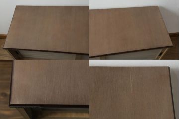 3段重ね桐箪笥をローボードと2段重ね箪笥にリメイク!ローボードは引き違い戸にガラスをはめ引手を取り付け、木製の脚を追加。内部の小引き出しを撤去し棚板を製作。中下段にはヒノキ無垢材の天板を設置。
