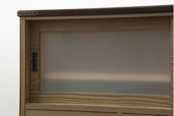 3段重ね桐箪笥をローボードと2段重ね箪笥にリメイク!ローボードは引き違い戸にガラスをはめ引手を取り付け、木製の脚を追加。内部の小引き出しを撤去し棚板を製作。中下段にはヒノキ無垢材の天板を設置。