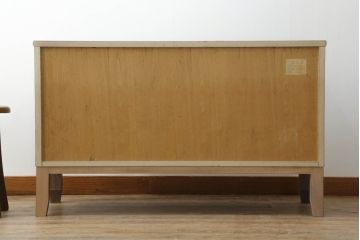 3段重ね桐箪笥をローボードと2段重ね箪笥にリメイク!ローボードは引き違い戸にガラスをはめ引手を取り付け、木製の脚を追加。内部の小引き出しを撤去し棚板を製作。中下段にはヒノキ無垢材の天板を設置。