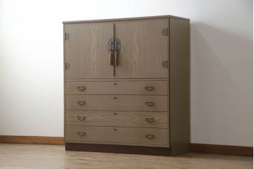 3段重ね桐箪笥をローボードと2段重ね箪笥にリメイク!ローボードは引き違い戸にガラスをはめ引手を取り付け、木製の脚を追加。内部の小引き出しを撤去し棚板を製作。中下段にはヒノキ無垢材の天板を設置。
