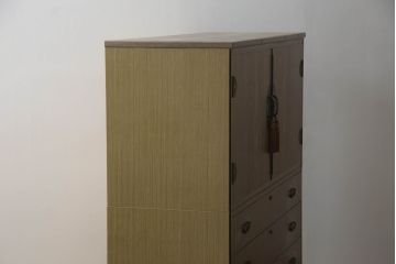3段重ね桐箪笥をローボードと2段重ね箪笥にリメイク!ローボードは引き違い戸にガラスをはめ引手を取り付け、木製の脚を追加。内部の小引き出しを撤去し棚板を製作。中下段にはヒノキ無垢材の天板を設置。