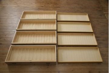 3段重ね桐箪笥をローボードと2段重ね箪笥にリメイク!ローボードは引き違い戸にガラスをはめ引手を取り付け、木製の脚を追加。内部の小引き出しを撤去し棚板を製作。中下段にはヒノキ無垢材の天板を設置。