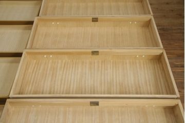 3段重ね桐箪笥をローボードと2段重ね箪笥にリメイク!ローボードは引き違い戸にガラスをはめ引手を取り付け、木製の脚を追加。内部の小引き出しを撤去し棚板を製作。中下段にはヒノキ無垢材の天板を設置。