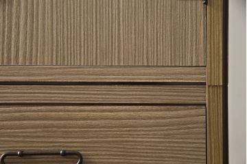 3段重ね桐箪笥をローボードと2段重ね箪笥にリメイク!ローボードは引き違い戸にガラスをはめ引手を取り付け、木製の脚を追加。内部の小引き出しを撤去し棚板を製作。中下段にはヒノキ無垢材の天板を設置。