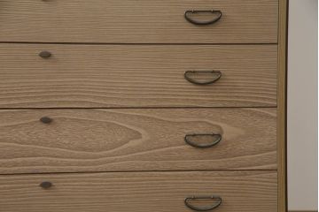 3段重ね桐箪笥をローボードと2段重ね箪笥にリメイク!ローボードは引き違い戸にガラスをはめ引手を取り付け、木製の脚を追加。内部の小引き出しを撤去し棚板を製作。中下段にはヒノキ無垢材の天板を設置。