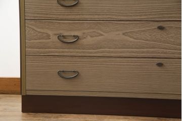 3段重ね桐箪笥をローボードと2段重ね箪笥にリメイク!ローボードは引き違い戸にガラスをはめ引手を取り付け、木製の脚を追加。内部の小引き出しを撤去し棚板を製作。中下段にはヒノキ無垢材の天板を設置。