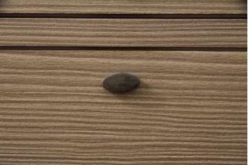 3段重ね桐箪笥をローボードと2段重ね箪笥にリメイク!ローボードは引き違い戸にガラスをはめ引手を取り付け、木製の脚を追加。内部の小引き出しを撤去し棚板を製作。中下段にはヒノキ無垢材の天板を設置。