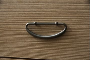 3段重ね桐箪笥をローボードと2段重ね箪笥にリメイク!ローボードは引き違い戸にガラスをはめ引手を取り付け、木製の脚を追加。内部の小引き出しを撤去し棚板を製作。中下段にはヒノキ無垢材の天板を設置。