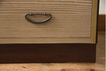 3段重ね桐箪笥をローボードと2段重ね箪笥にリメイク!ローボードは引き違い戸にガラスをはめ引手を取り付け、木製の脚を追加。内部の小引き出しを撤去し棚板を製作。中下段にはヒノキ無垢材の天板を設置。