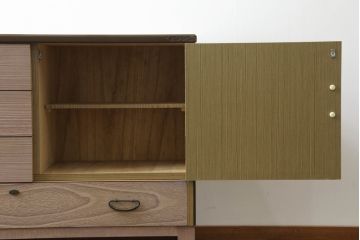 3段重ね桐箪笥の中段をサイドボードにリメイク!和の雰囲気はそのままに、脚をつけて使いやすく加工。