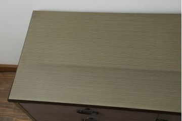 3段重ね桐箪笥の中段をサイドボードにリメイク!和の雰囲気はそのままに、脚をつけて使いやすく加工。
