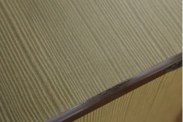3段重ね桐箪笥の中段をサイドボードにリメイク!和の雰囲気はそのままに、脚をつけて使いやすく加工。