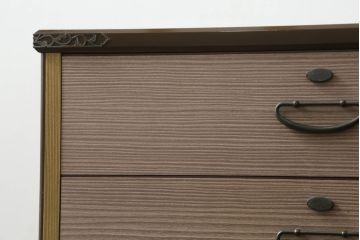 3段重ね桐箪笥の中段をサイドボードにリメイク!和の雰囲気はそのままに、脚をつけて使いやすく加工。