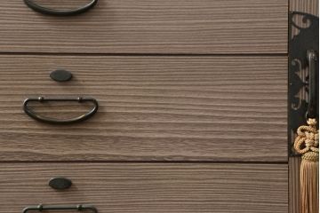 3段重ね桐箪笥の中段をサイドボードにリメイク!和の雰囲気はそのままに、脚をつけて使いやすく加工。