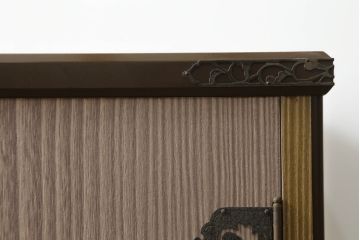 3段重ね桐箪笥の中段をサイドボードにリメイク!和の雰囲気はそのままに、脚をつけて使いやすく加工。