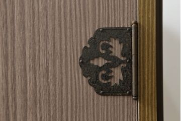 3段重ね桐箪笥の中段をサイドボードにリメイク!和の雰囲気はそのままに、脚をつけて使いやすく加工。