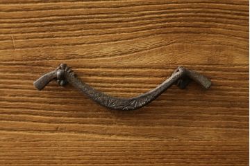 三段重ね桐箪笥をチェストにリメイク!中段は天板、下段は取っ手取り付け。木地色仕上げでナチュラルに。
