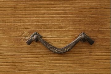 三段重ね桐箪笥をチェストにリメイク!中段は天板、下段は取っ手取り付け。木地色仕上げでナチュラルに。
