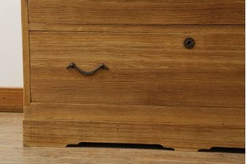 三段重ね桐箪笥をチェストにリメイク!中段は天板、下段は取っ手取り付け。木地色仕上げでナチュラルに。