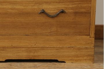 三段重ね桐箪笥をチェストにリメイク!中段は天板、下段は取っ手取り付け。木地色仕上げでナチュラルに。
